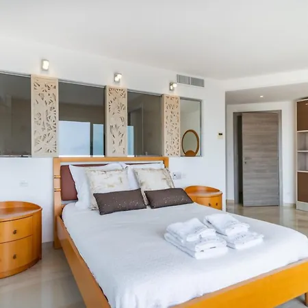 Stunning With Sea View In Vallauris *